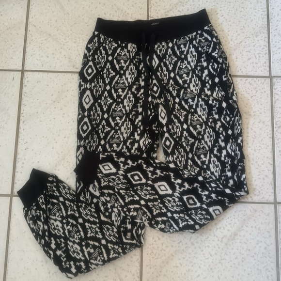 F21 geometric print joggers small black and white w/ pockets - Picture 1 of 3